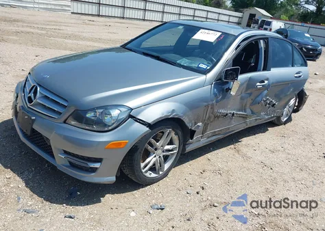 2013 Mercedes-Benz C 300 Luxury 4Matic/Sport 4Matic z USA, uszkodzony, nr VIN WDDGF8AB1DR291773